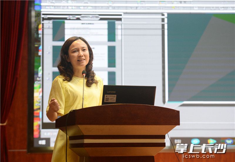 长沙晚报编委兼区县新闻中心主任唐薇频在分享交流学习心得。