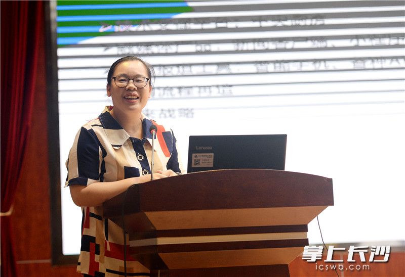 长沙晚报新媒体中心综合管理部主任肖文娟在分享交流学习心得。