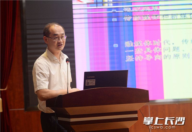 长沙晚报报业集团党委办公室副主任陈怀旭在分享交流学习心得。
