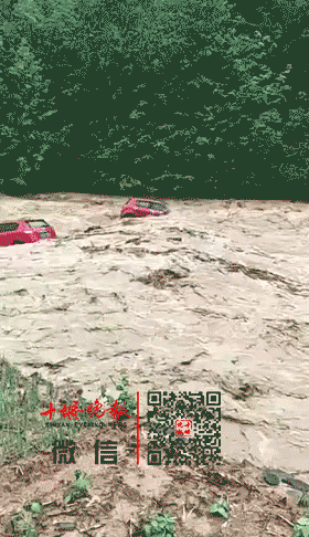 洪峰过境时，停放在操场上的车辆被冲走