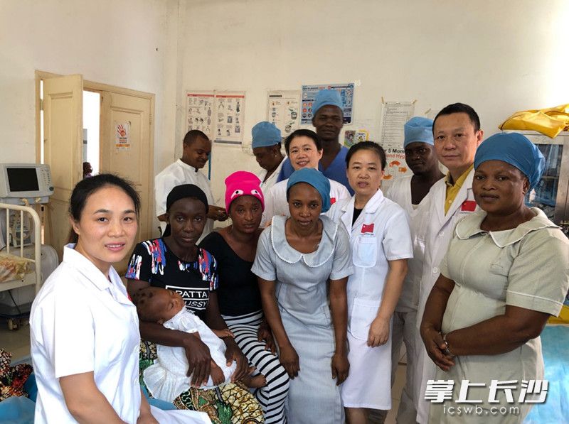 中国（湖南）第20批援塞医疗队员及当地医护人员与非洲患者合影留念。援塞医疗队供图