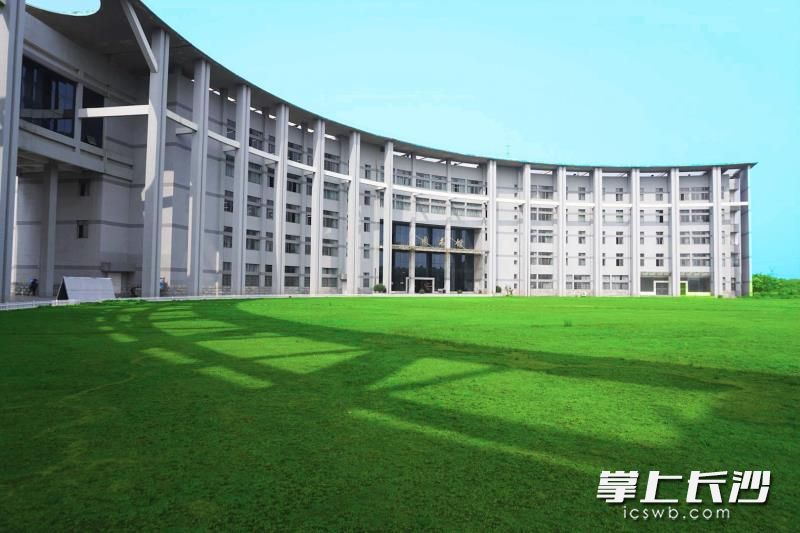 湖南工商大学校园剪影。