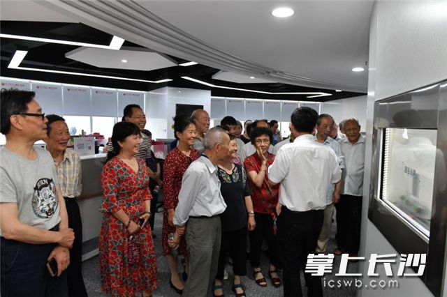 今日上午，长沙晚报社离退休老同志一行来到长沙晚报融媒体中央厨房进行参观考察。图片均为长沙晚报全媒体记者 王志伟 摄