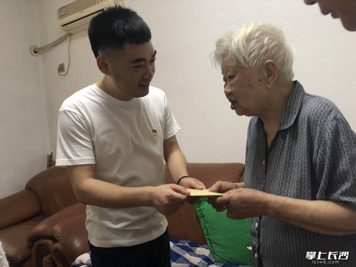 社区书记给91岁老党员送上慰问金