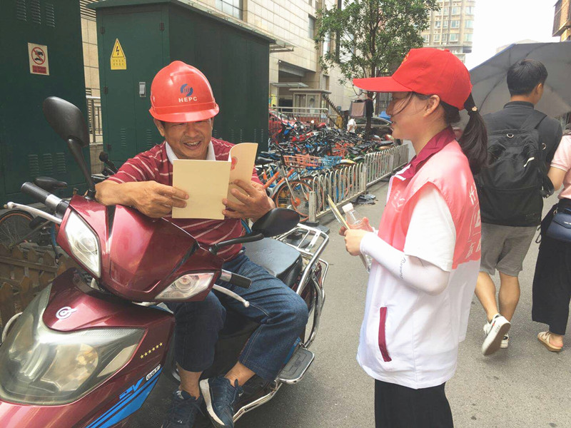 志愿者向路人宣传《长沙市文明行为促进条例》