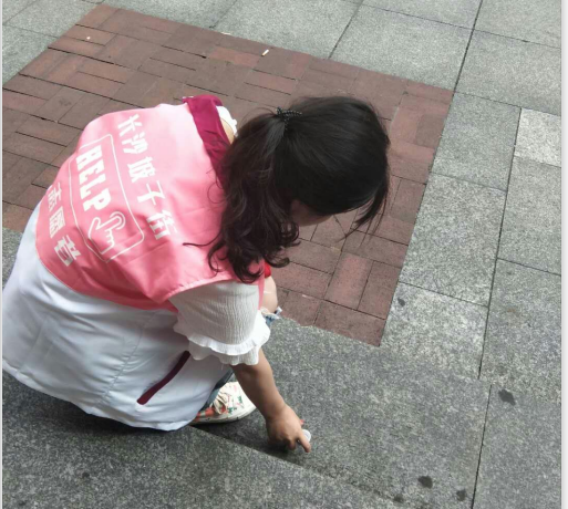 志愿者们拾起路上随意丢弃的垃圾