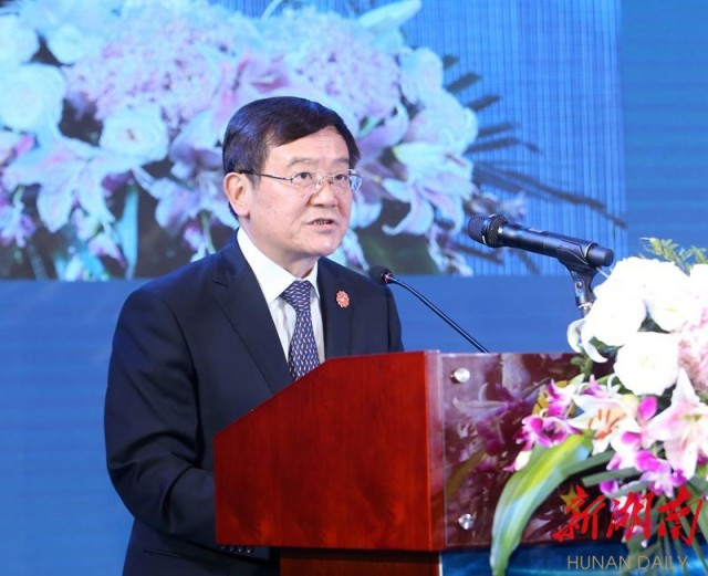 徐乐江主持开幕式