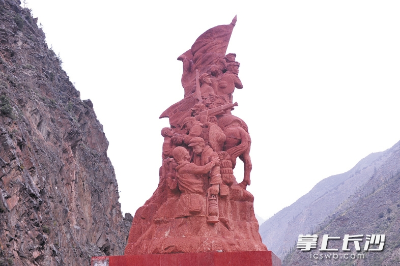 小金：红军翻越夹金山纪念雕塑。