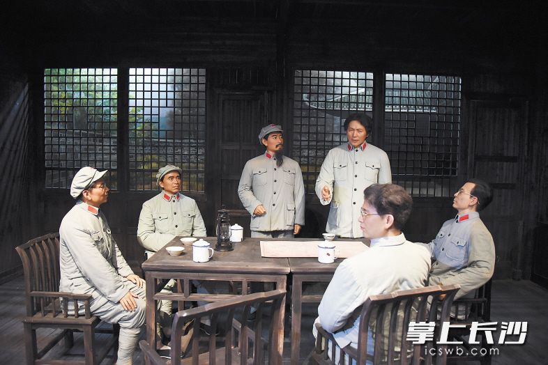 通道转兵纪念馆内的一组蜡像，再现了通道会议的场景。