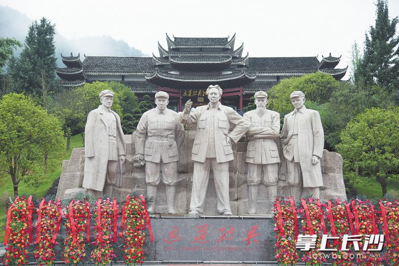 通道会议促成的通道转兵，意义重大。图为通道转兵纪念馆前的雕塑。　　均为长沙晚报特派全媒体记者 刘琦 摄