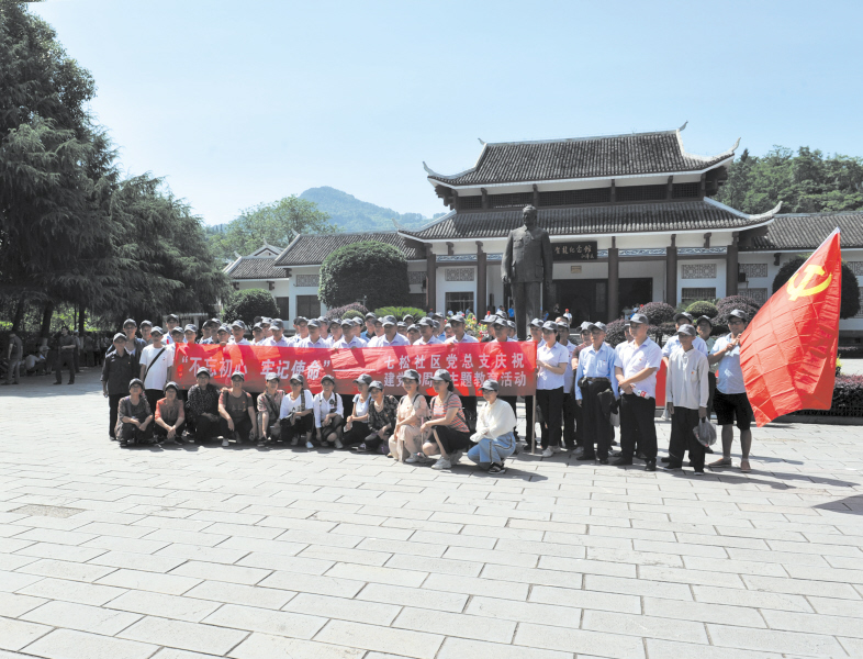 在贺龙纪念馆，前来参加“红色之旅”的游客和团队络绎不绝。　　本版图片（除署名外）均为长沙晚报全媒体记者 小刘军 摄