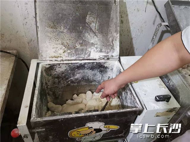 犯罪嫌疑人刘某将“香甜泡打粉”掺入面粉中。警方 供图