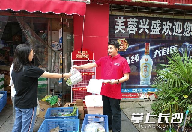 加州阳光的用户到自提点提取商品。袁路华 摄