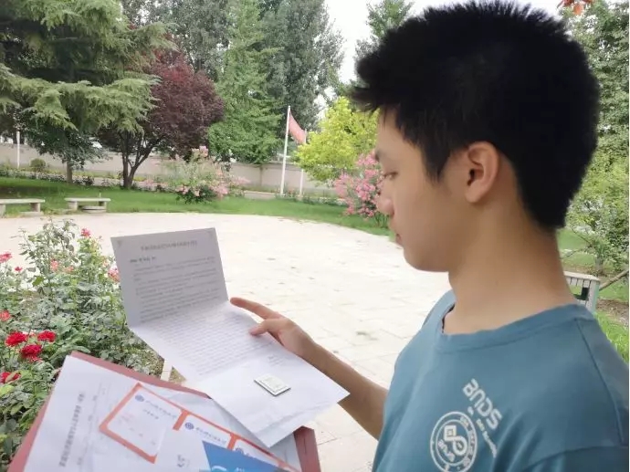 邹鸿刚仔细阅读校长的信