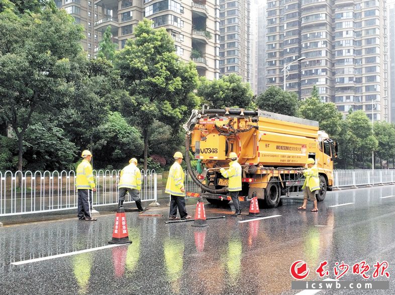 　　芙蓉市政设施维护中心工作人员对管道进行疏通和高压清洗。长沙晚报全媒体记者 周游 通讯员 沈梦艳 摄影报道

