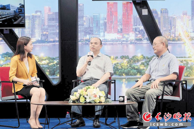 浏阳经开区党工委书记郭力夫（中）做客长沙晚报融媒体中央厨房，畅谈“产业项目建设年”和“营商环境优化年”工作。　　长沙晚报全媒体记者 贺文兵 摄