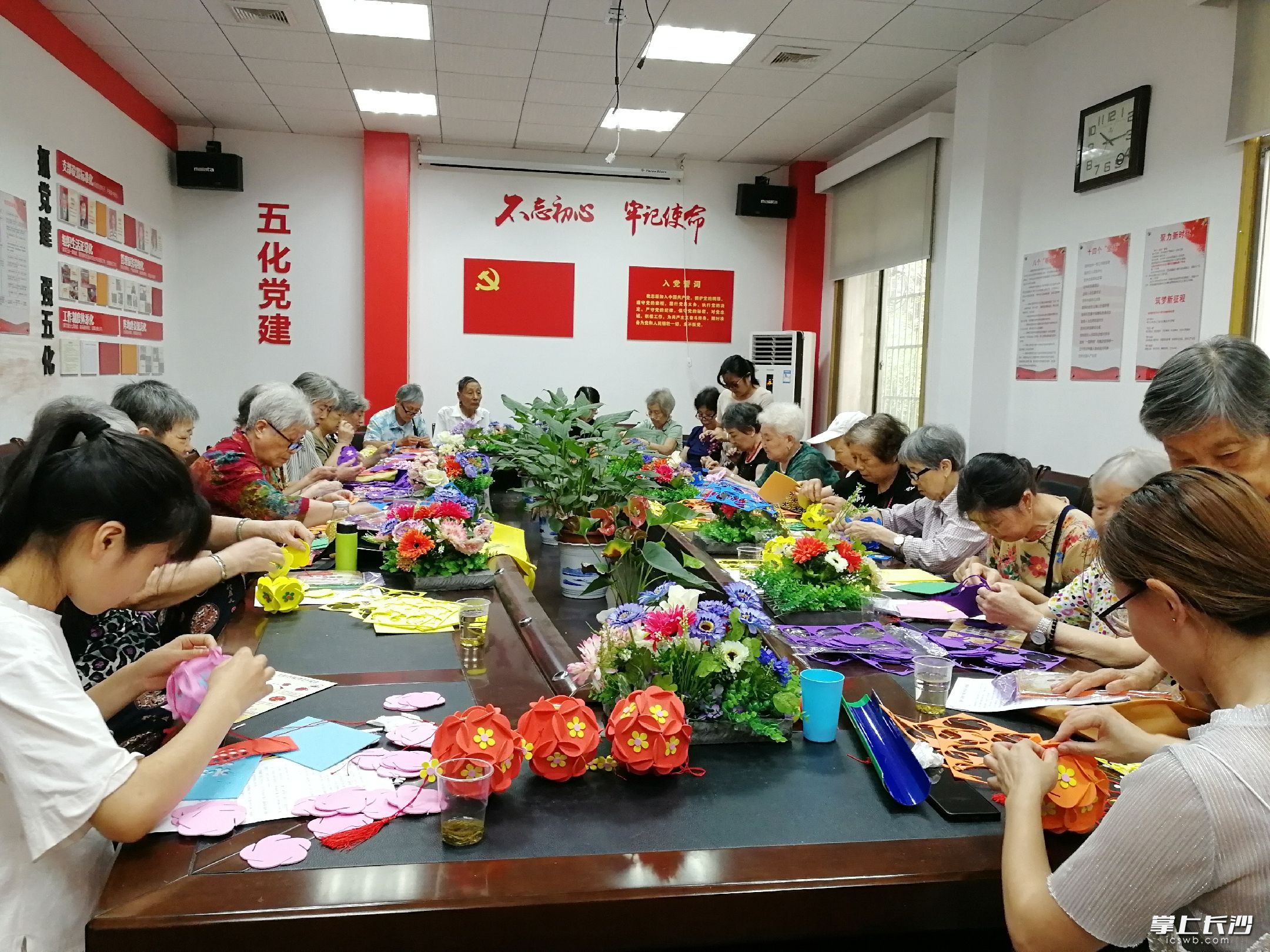 老年人手工制作吊花球。