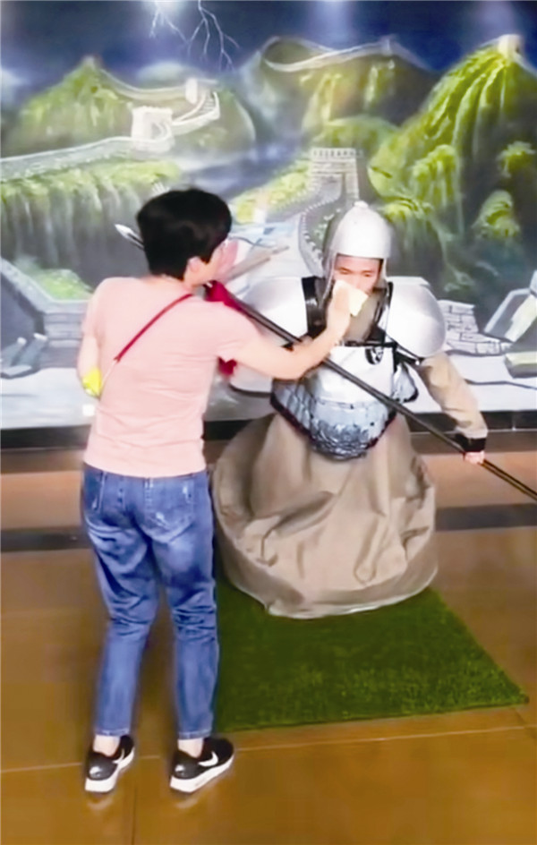 游客为坚守岗位的“士兵”擦汗。长沙方特供图 游客为坚守岗位的“士兵”擦汗。长沙方特供图