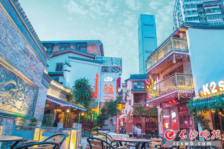 夜色下的化龙池街巷格外迷人。长沙晚报全媒体记者 邹麟 摄