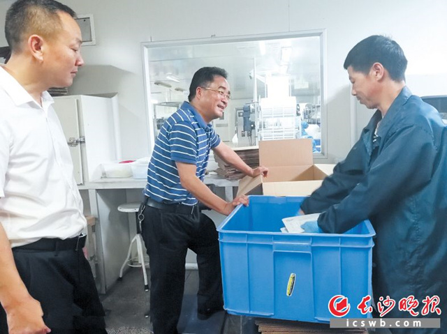 黄文辉（中）在车间与公司员工交流。长沙晚报全媒体记者 黎铁桥 摄