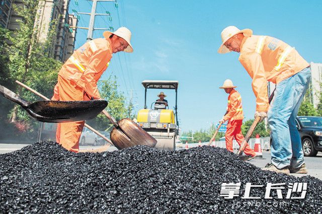 三伏天虽酷热难耐,但市政工人习以为常,他们不停挥舞着铁铲、木耙等工具,将滚烫的沥青迅速摊铺平整。 三伏天虽酷热难耐,但市政工人习以为常,他们不停挥舞着铁铲、木耙等工具,将滚烫的沥青迅速摊铺平整。