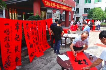 为庆祝中国共产党成立98周年，在“七一”建党节即将到来之际，澄潭江镇组织开展了系列纪念活动，以实际行动向党的生日献礼。图为30名党员书法爱好者献礼七一。长沙晚报通讯员 李紫薇 摄
