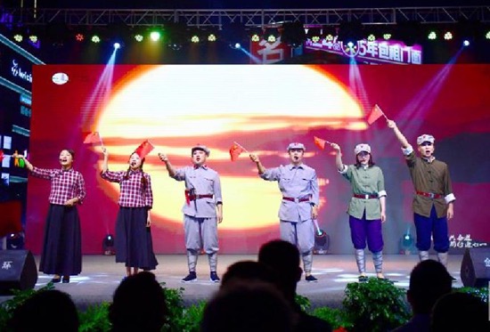 　　6月30日傍晚，浏阳市才常广场，灯光璀璨，热闹非凡，淮川街道庆祝中国共产党成立98周年“区域党建共奋进 筑梦前行迎七一”主题晚会在这里举行。活动还对淮川街道2019年度优秀共产党员、优秀党务工作者和先进基层党组织进行了表彰。长沙晚报通讯员 戴硕 摄影报道