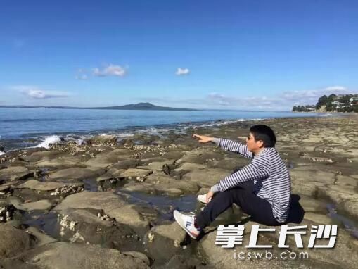 　　聂茂在新西兰求学期间，面对浩翰的南太平洋，心潮起伏