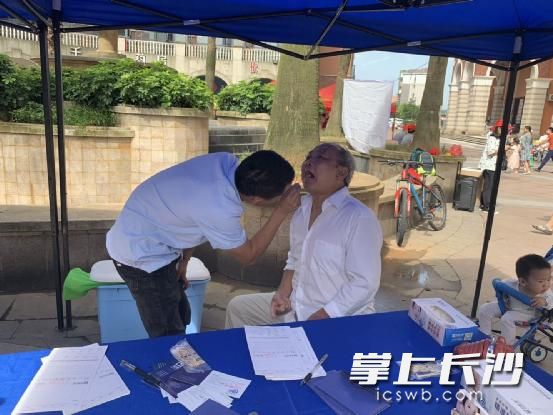 “牙口好，才是真的好”由美奥口腔医院为居民提供牙齿健康检查。