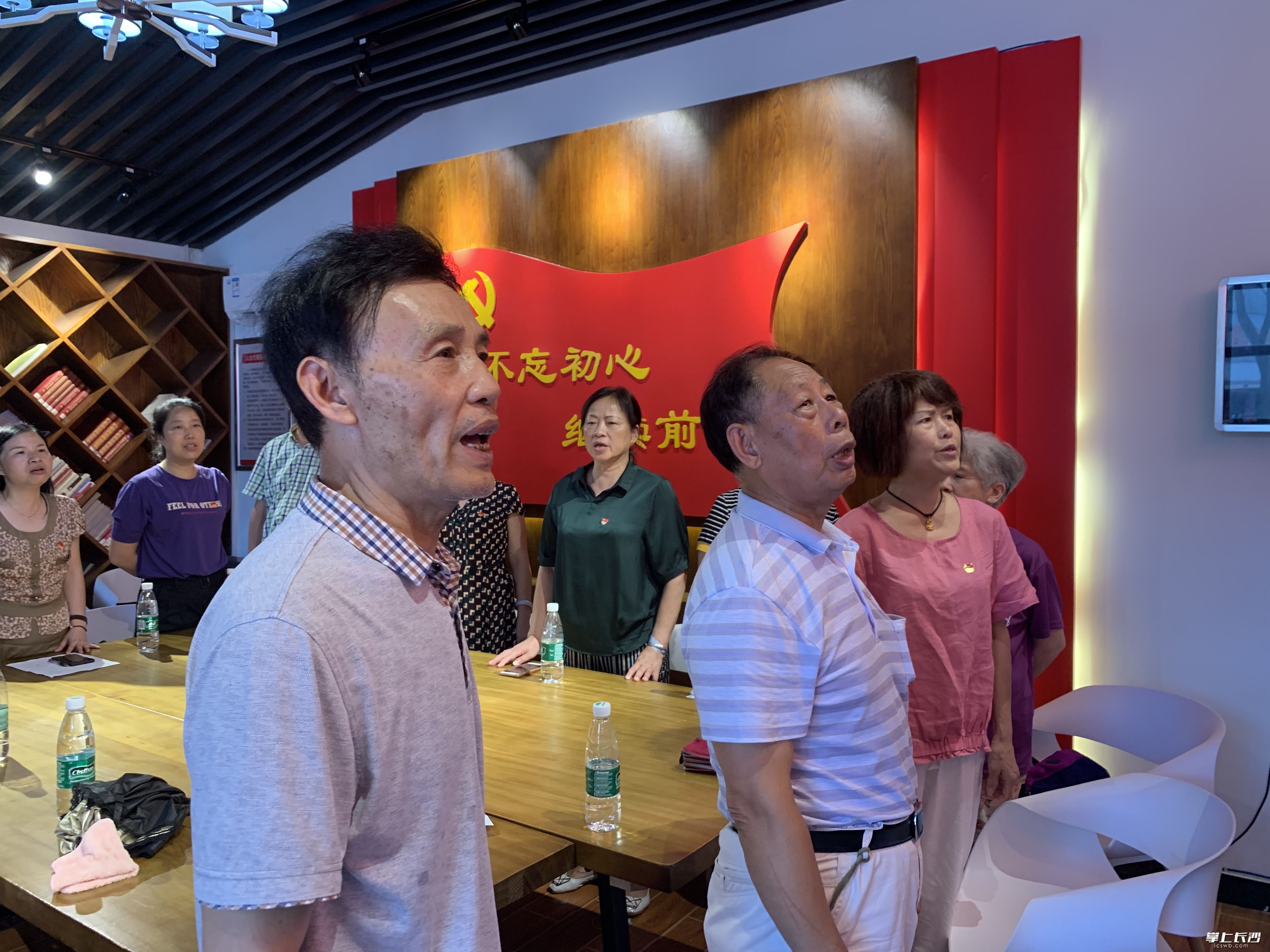 新老党员齐唱没有共产党就没有新中国。
