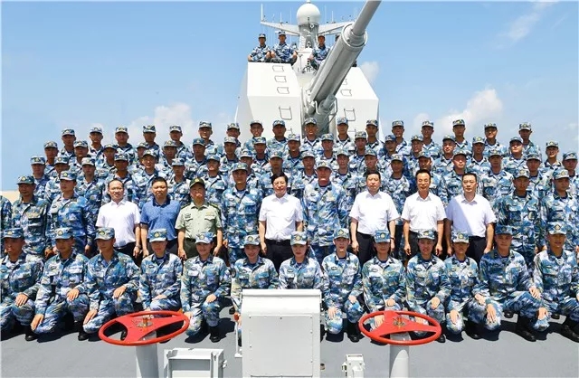 长沙市拥军慰问团与海军长沙舰官兵合影