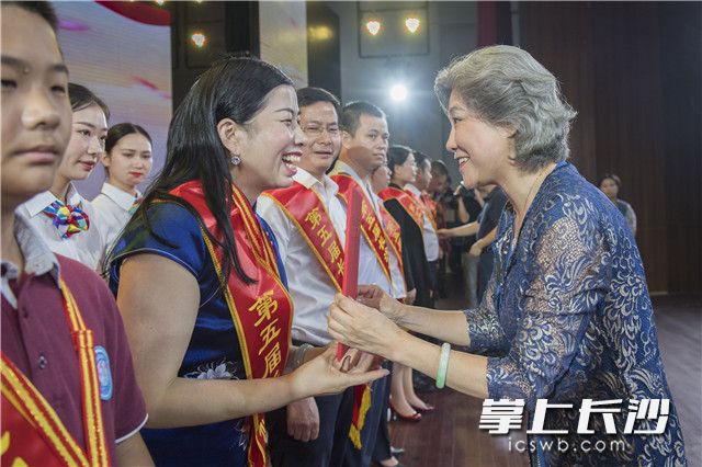 全国道德模范任菲莉等为第五届“长沙市道德模范”获得者颁奖。