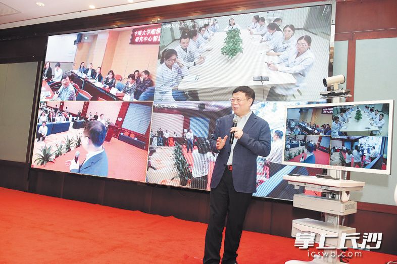 今年4月，国内首家“远程病房”启用，患者足不出户可看“名医”。图为周智广教授在介绍“远程病房”平台。　　长沙晚报通讯员 沙丽娜 摄