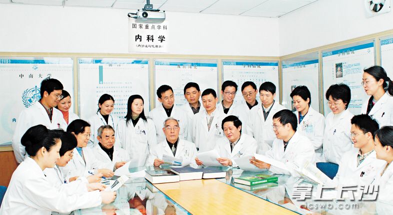 1992年，伍汉文教授（前排中）领衔获得国家科技进步三等奖。这是新中国成立以来我国首次授予糖尿病研究领域的国家科技进步奖。资料图片