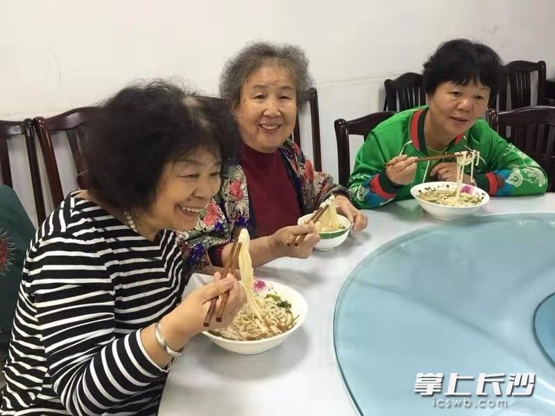 简约不简单的长寿面。
