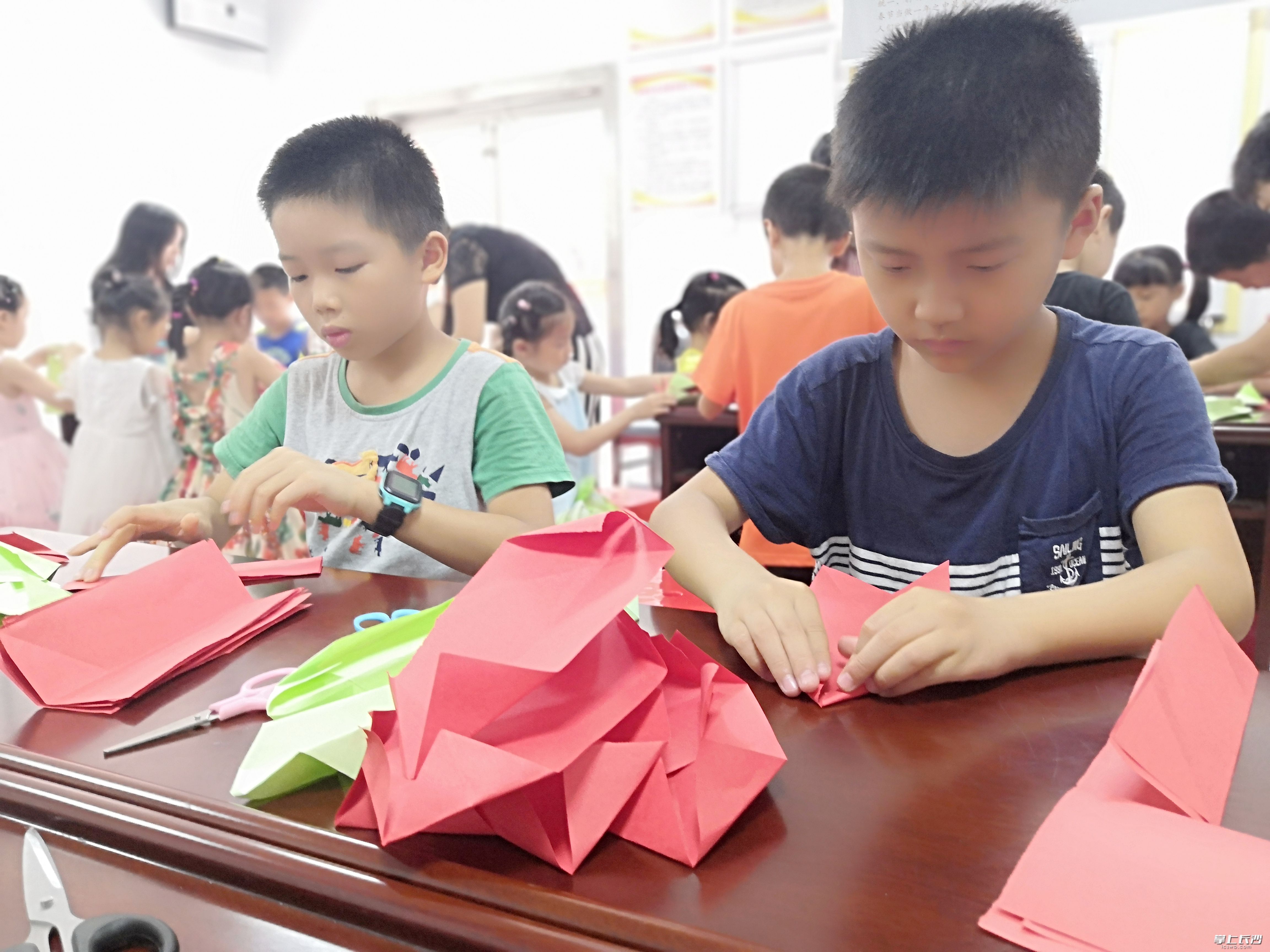 孩子们在制作荷花灯。