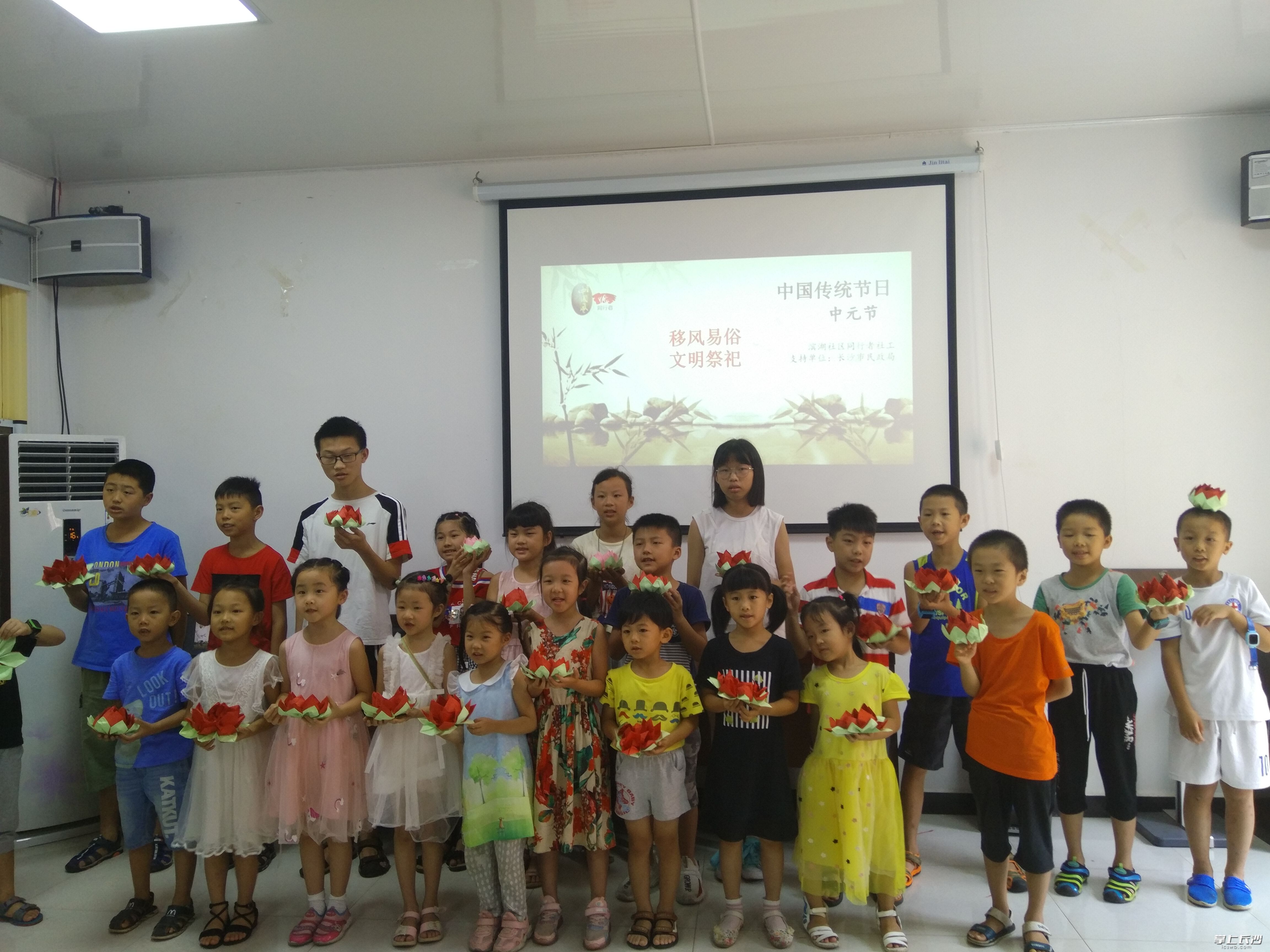 孩子们共同倡议移风易俗、文明祭祀。