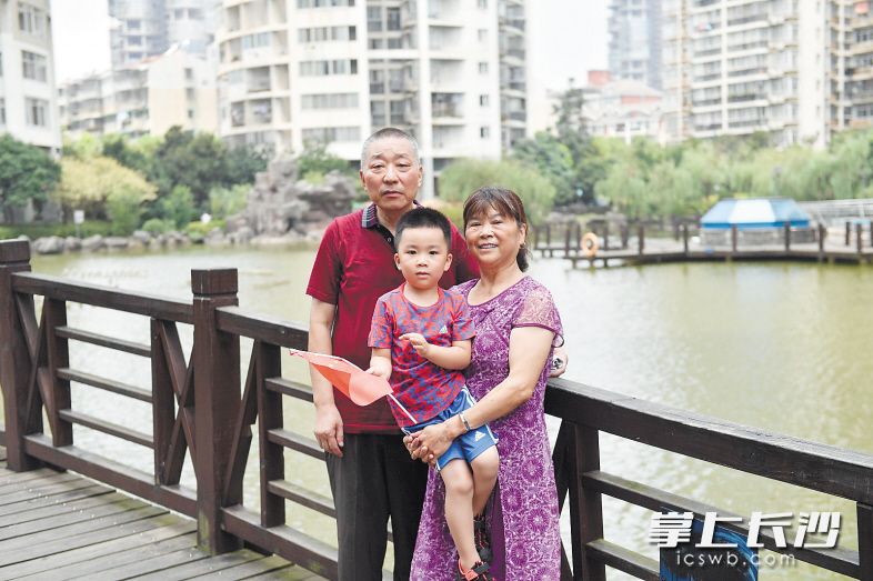 近日，李汉森和家人幸福合影。　　长沙晚报全媒体记者 余劭劼 摄