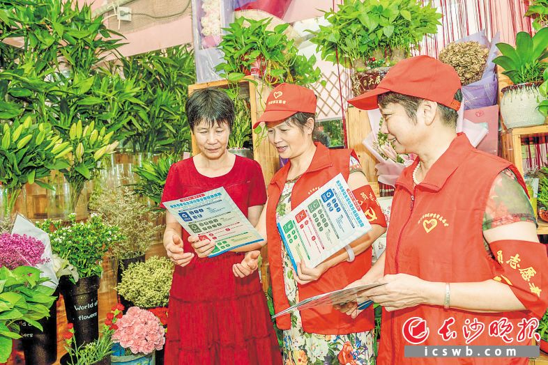 砂子塘街道的“砂家帮”志愿服务协会集聚了3000余名志愿者。从倡导街巷文明、推动垃圾分类，到治安巡逻、帮扶邻里，他们忙得不亦乐乎。