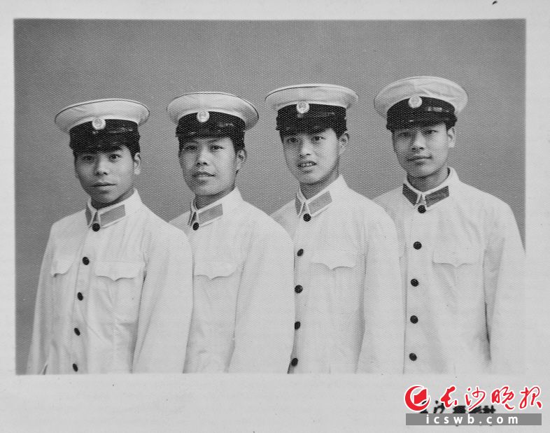 1976年，周铁中（左二）参加交警培训时和同学合影。长沙晚报全媒体记者 余劭劼 翻拍