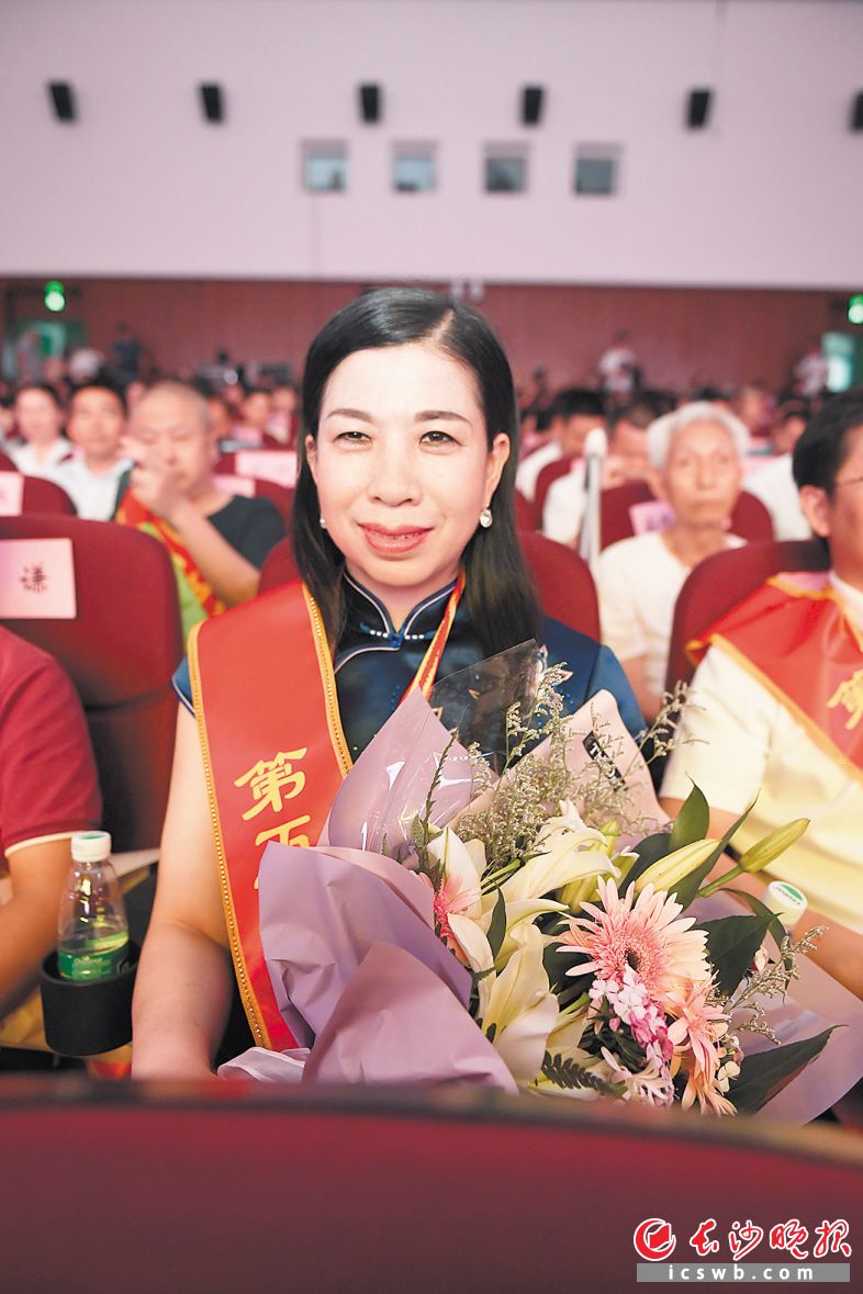 江再红，从事湘绣工作33年，现任长沙市湘绣研究所总工艺师。获评第五届“长沙市道德模范”敬业奉献模范称号。本组图片均为长沙晚报全媒体记者 黄启晴 摄
