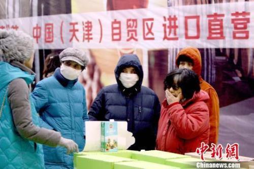 资料图：市民咨询选购进口直营的“津贸年货”。张道正 摄