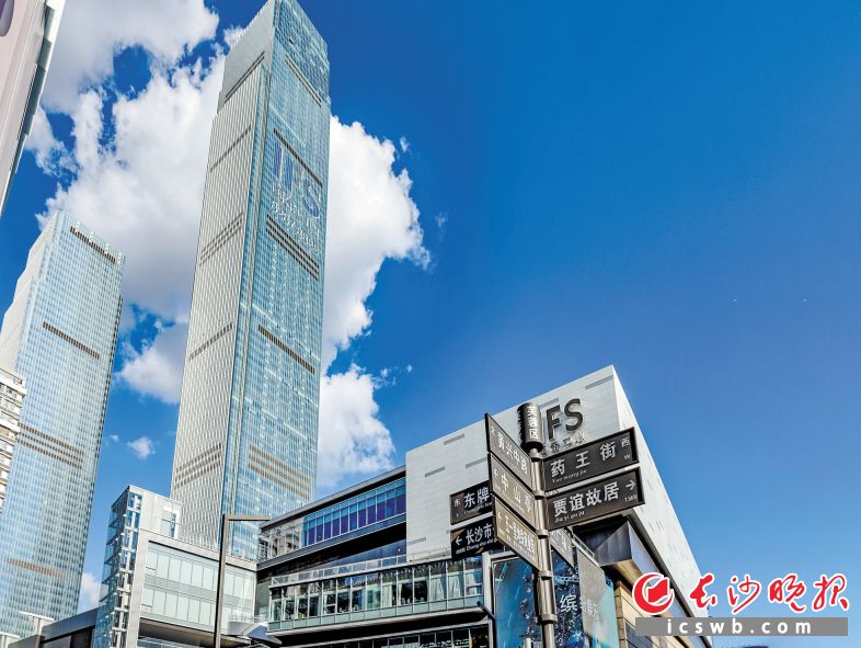 近年来，长沙城市环境越变越美，“长沙蓝”频频刷爆市民的微信朋友圈。