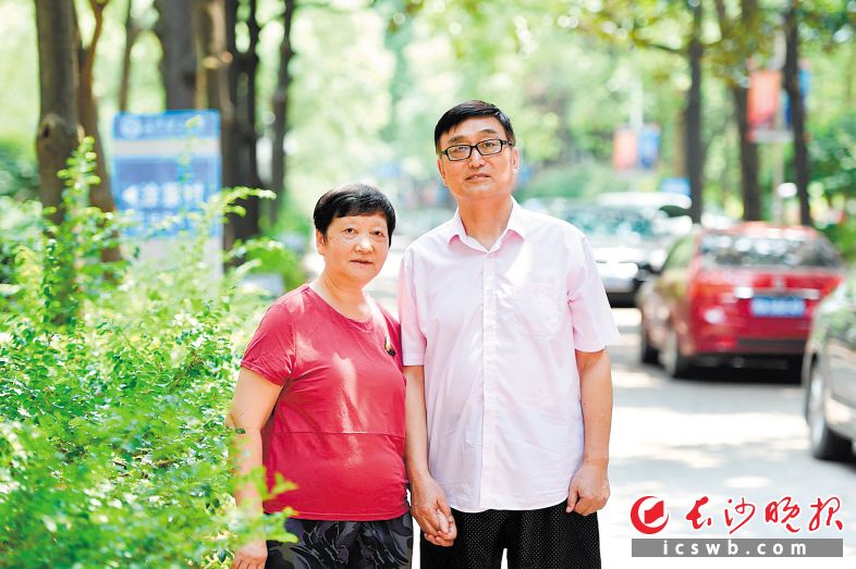 退休后的傅辰生有更多的时间钻研他的曲艺艺术，相声、小品等，他几乎都有所涉猎。图为傅辰生夫妻俩合影。图片均为长沙晚报全媒体记者 王志伟 拍摄/翻拍