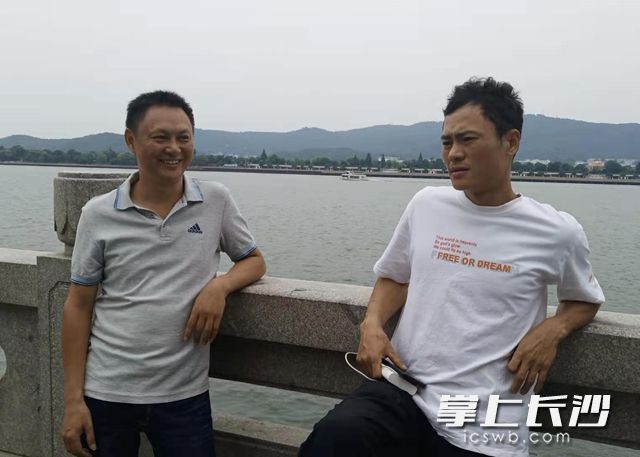 救人者张英林（右）和陈正国。网友供图