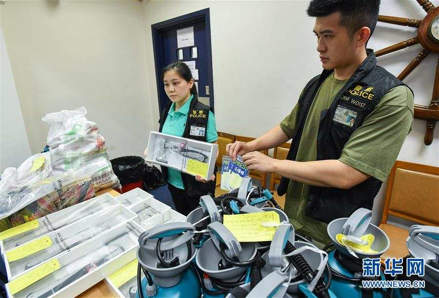 9月1日，在港岛西区警署召开的记者会上，警方展示拘捕现场检获的斧头、记者证等证物。新华社记者 刘大伟 摄