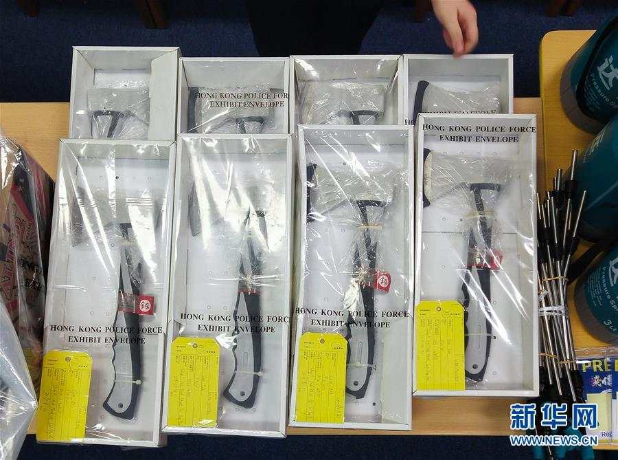 9月1日，在港岛西区警署召开的记者会上，警方展示拘捕现场检获的斧头等证物。新华社记者 刘大伟 摄