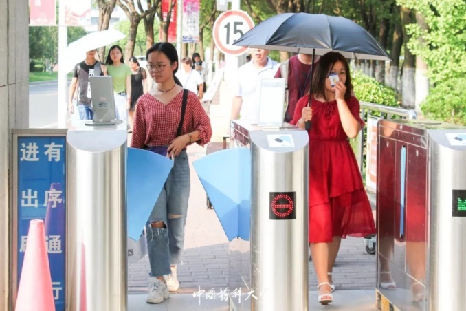 学生“刷脸”通过人脸识别门禁