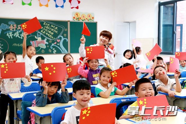 我与国旗合个影。周秋燕 摄