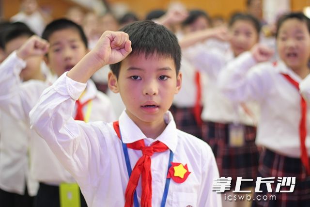 孩子们在国旗下进行安全自护宣誓。周秋燕 摄